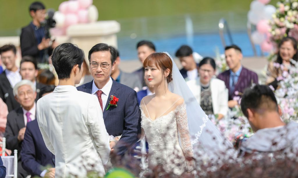 杨紫《余生》花絮照曝光,身穿米色毛衫知性,美艳__财经头条