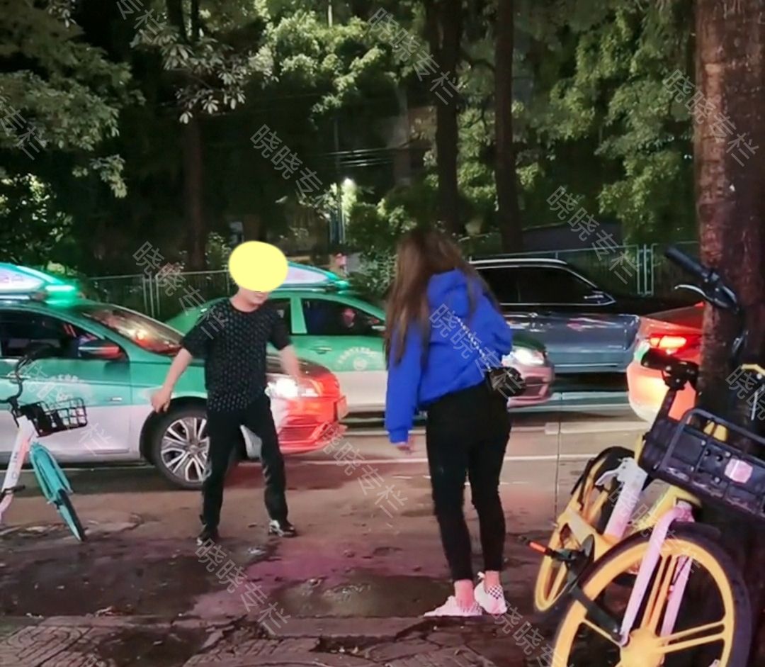 一对情侣在街头吵架,男子卑微地跪在女子面前:求求你原谅我好吗休闲区蓝鸢梦想 - Www.slyday.coM 一对情侣在街头吵架,男子卑微地跪在女子面前:求求你原谅我好吗休闲区蓝鸢梦想 - Www.slyday.coM