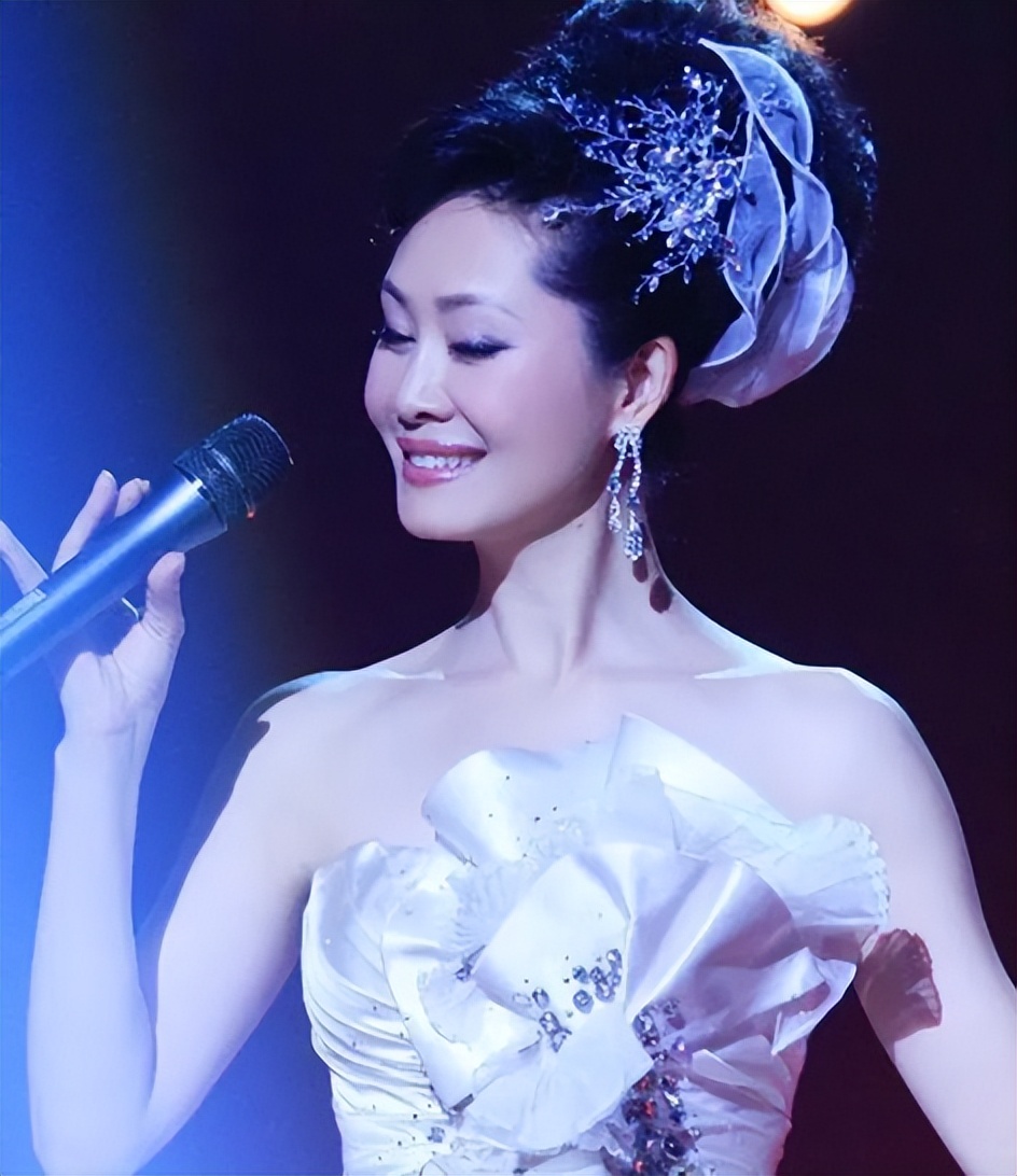 歌手于文华开直播,澄清自己和大衣哥的关系,否认大衣哥忘恩负义