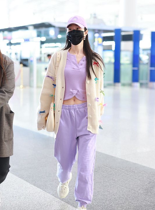 32岁宋轶现身走机场紫色露脐装露出白皙蛮腰淡妆出门也迷人
