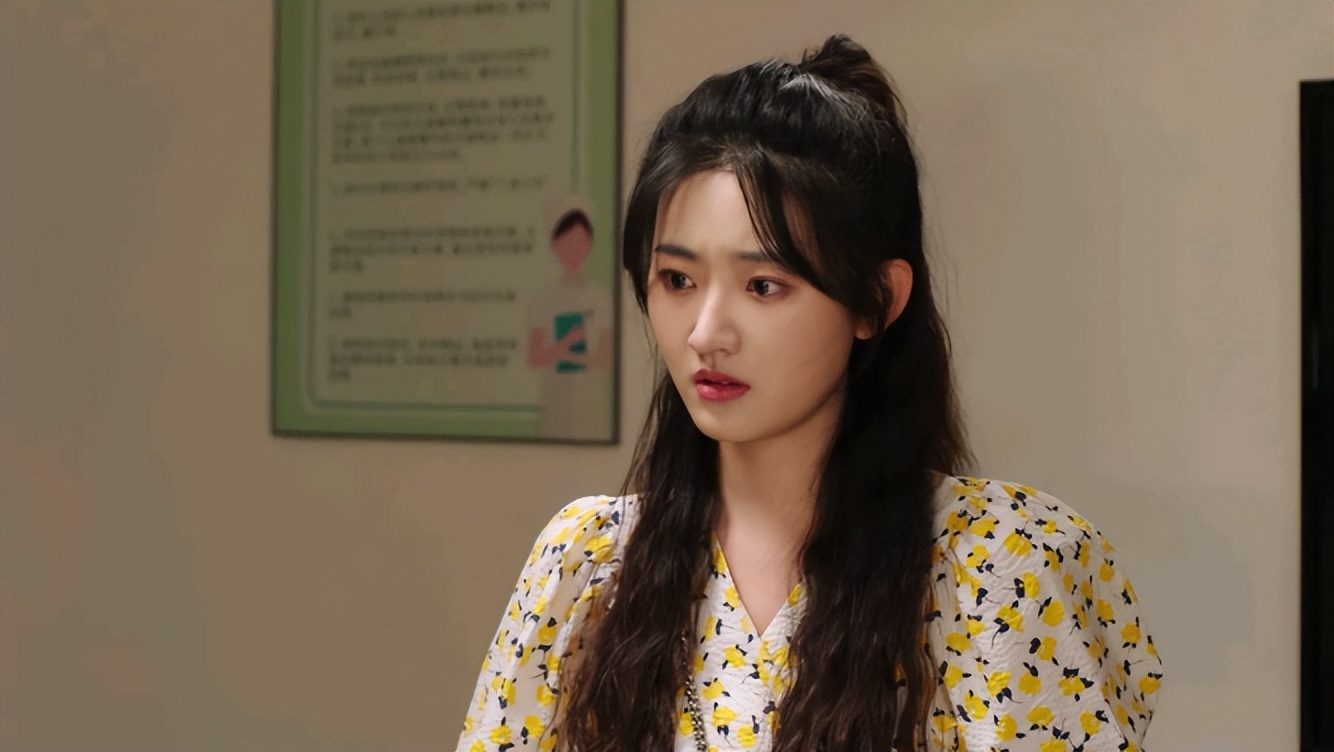 99年杨雨潼秀美腿泳池边拍照又纯又欲直男最爱的一款