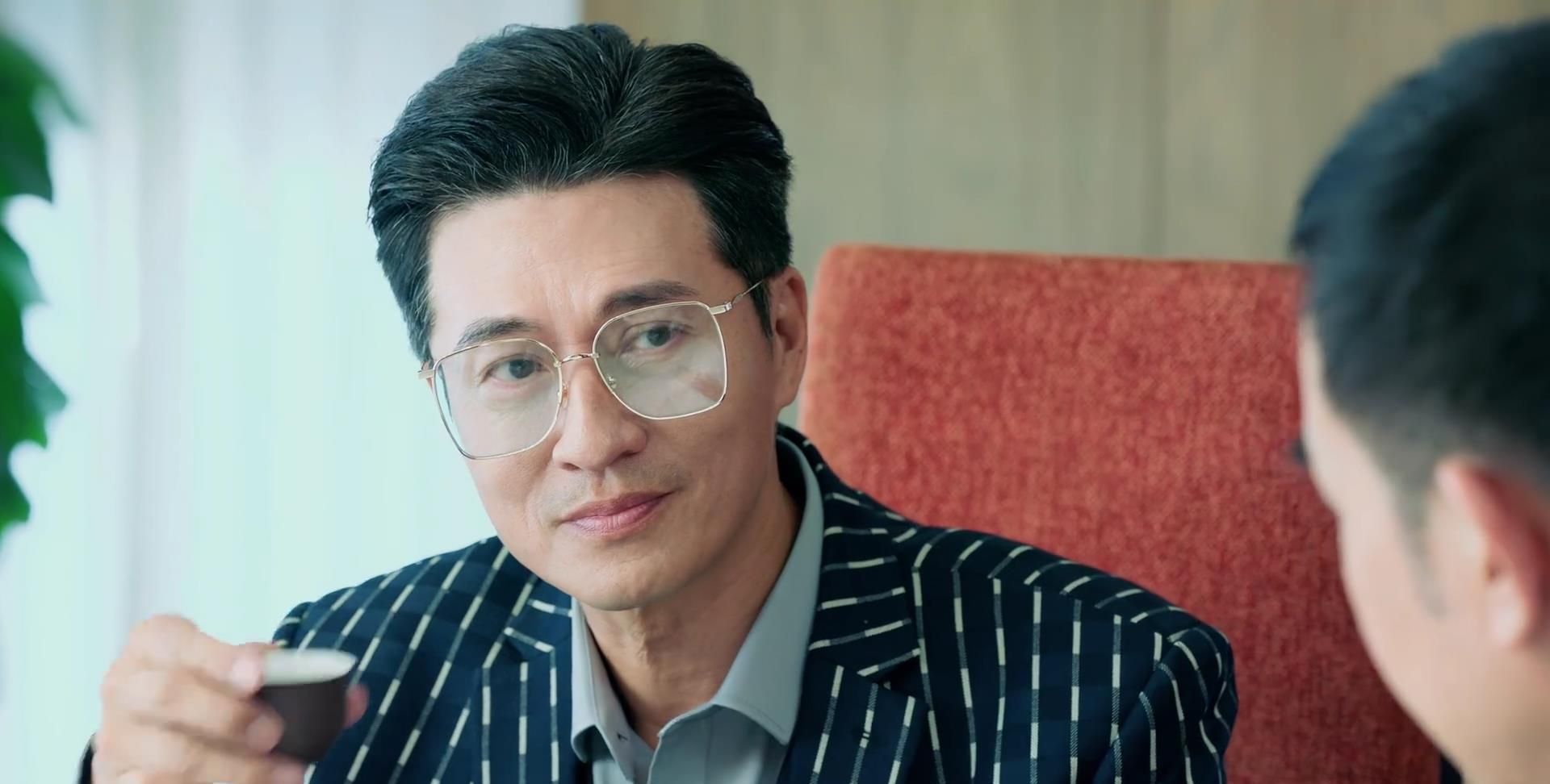 叶权是上两届议员,但和捧他上位的何俊亨(林韦辰)不和.