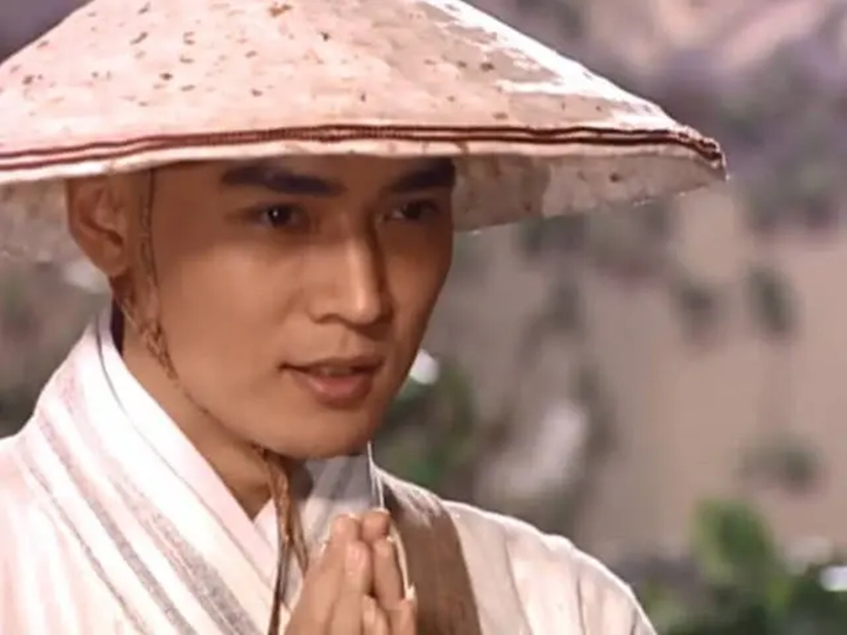 同是演古装剧和尚潘粤明真实吴京太奇葩张卫健衣服绣菊花