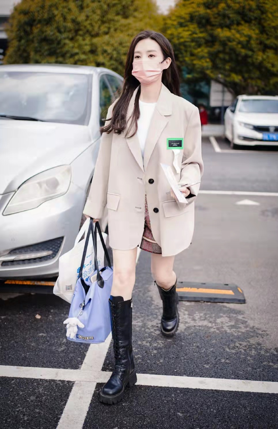 李一桐下衣失踪穿卡其色西装配短裤长靴飒爽性感显腿长