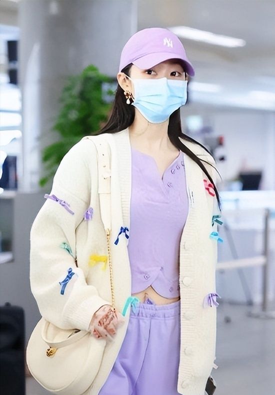 32岁宋轶现身走机场紫色露脐装露出白皙蛮腰淡妆出门也迷人