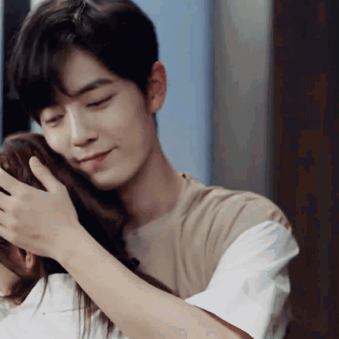 肖战饰演的顾魏插兜解扣单手搂腰和抱抱男友力爆棚