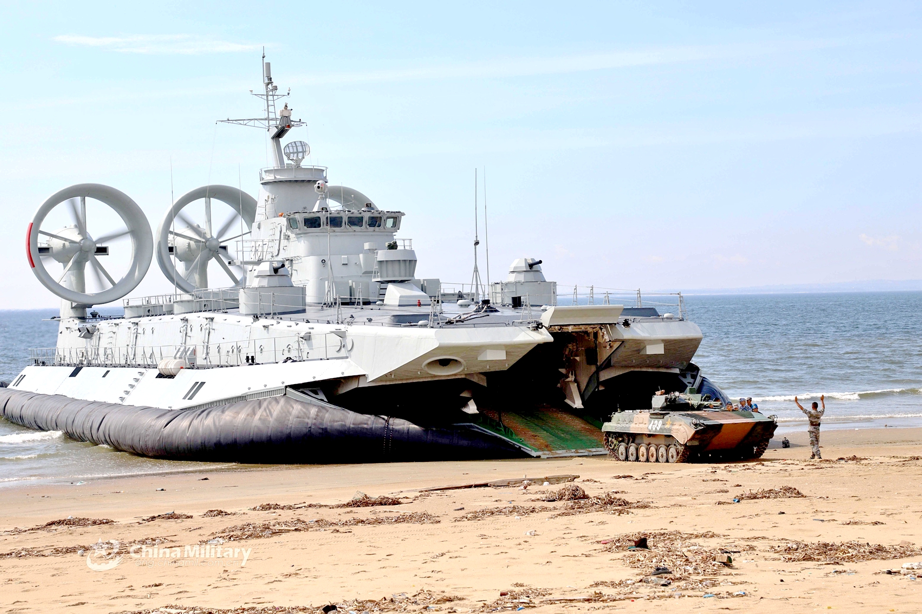 "野牛"气垫船罕见露面,已融入两栖登陆体系,是在传递什么信号 - 072a