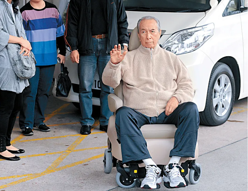 三太太陈婉珍让女儿何超云带着赌王的衣服前去寻找泰国大师白龙王,要