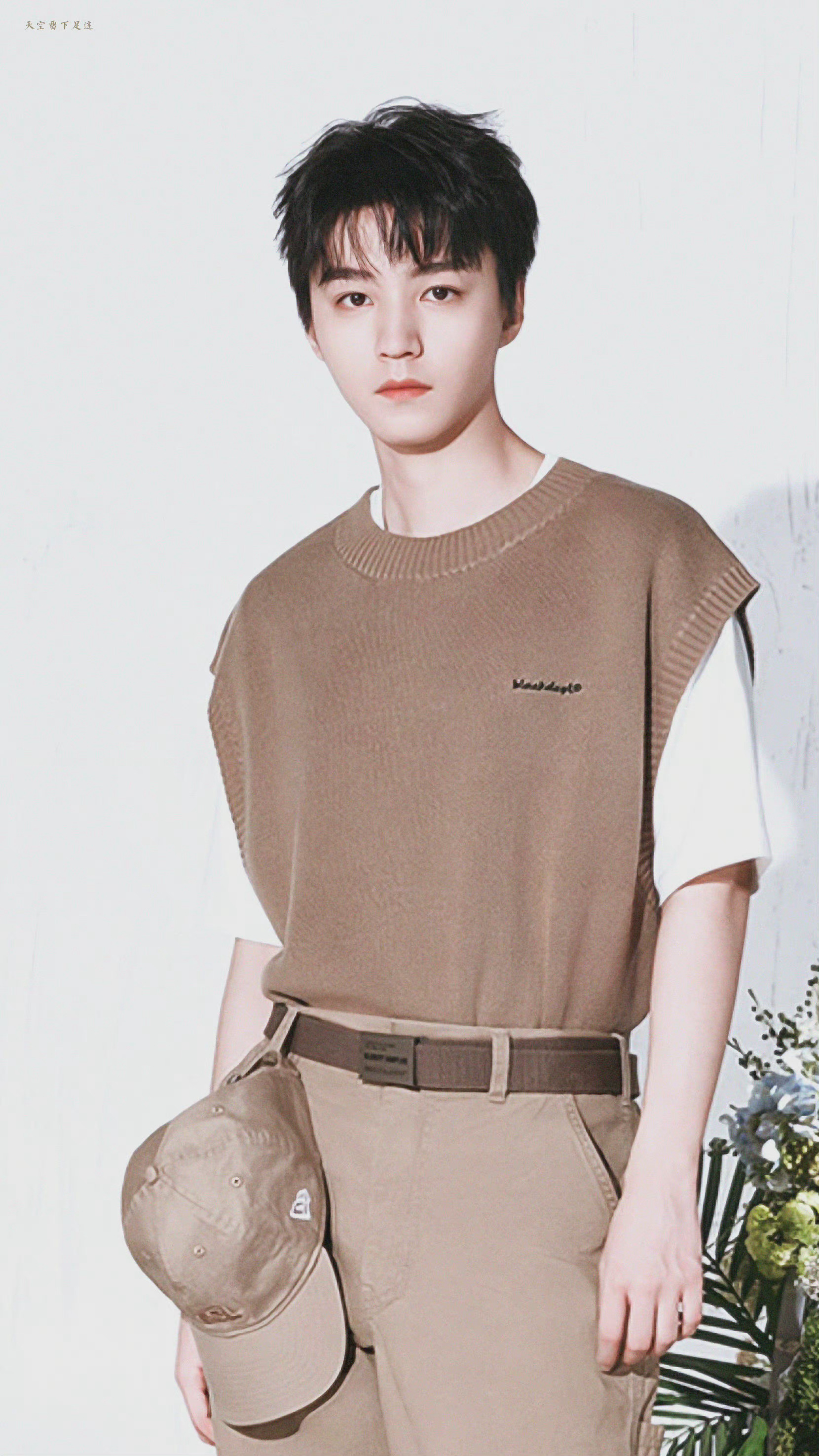 王俊凯最新时尚大片卡其色休闲穿搭