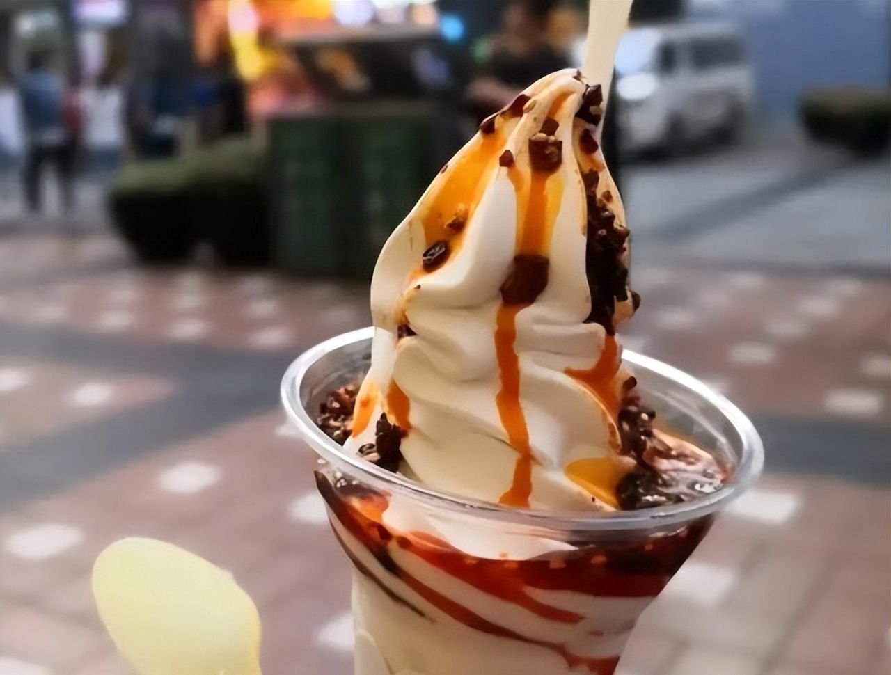 乍一看和圣代很相似,实际上这是一个辣椒红油冰淇淋,辣椒的火辣