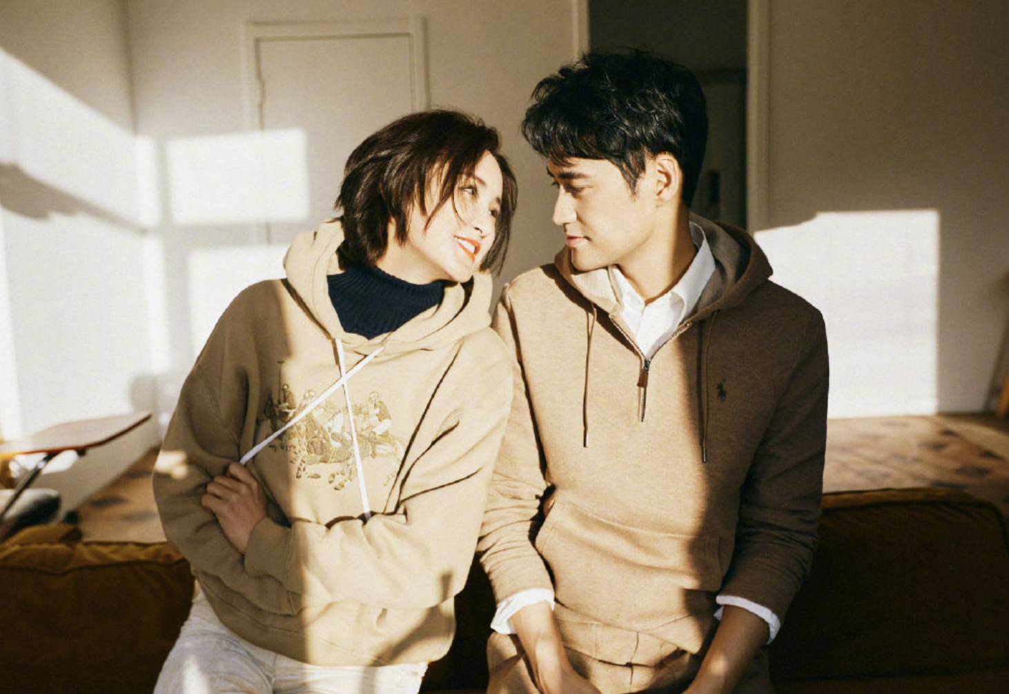 袁弘夫妇合体拍写真张歆艺呈现望夫眼两人亲吻打闹互动好甜