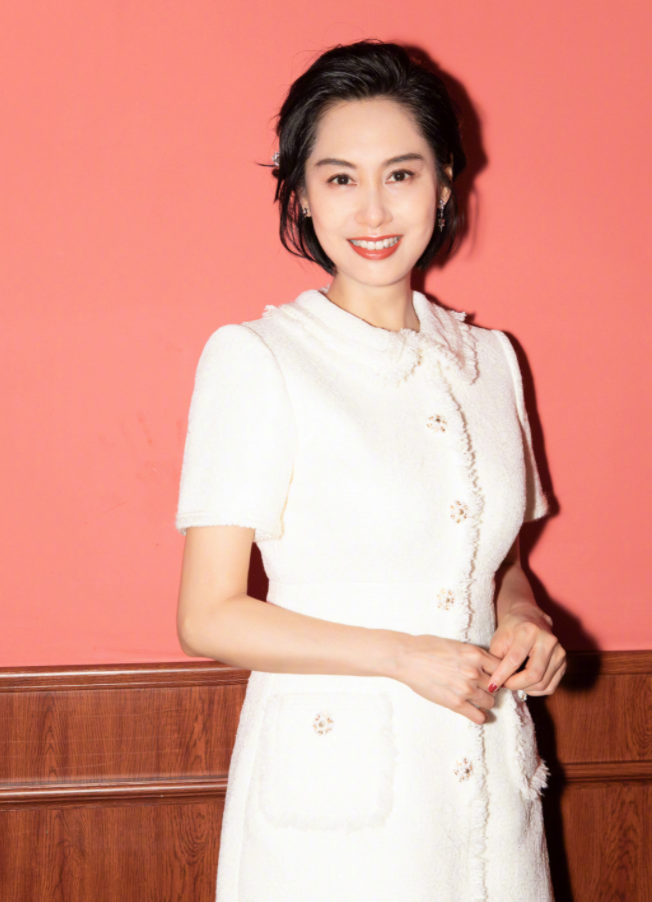 朱茵留短发真好看,穿小黑裙配披风,尽显优雅成熟气质