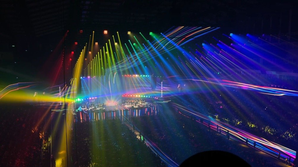 彩虹灯光中真的太棒了好想看演唱会啊啊啊啊啊泪泪泪ytb一eli伊莱一