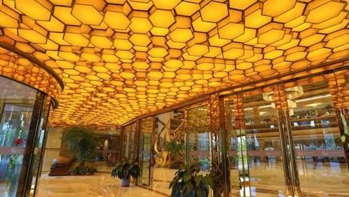南京一奇葩酒店，修建在悬崖边上，吸引无数游客到来休闲区蓝鸢梦想 - Www.slyday.coM