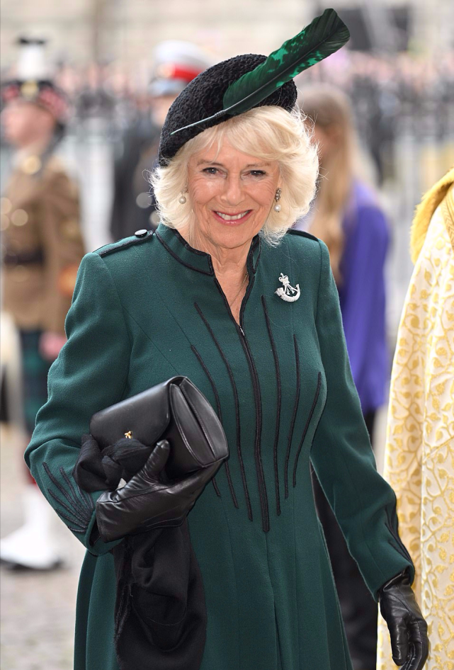 卡米拉换新造型珍珠白大衣太美女王哭红双眼她却可以笑容满面