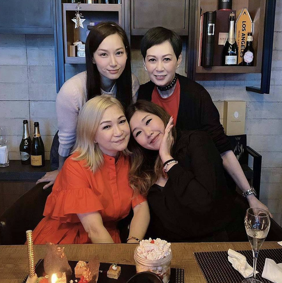 徐子珊退圈两年近照曝光盛装出席慈善晚宴保养得宜明艳照人