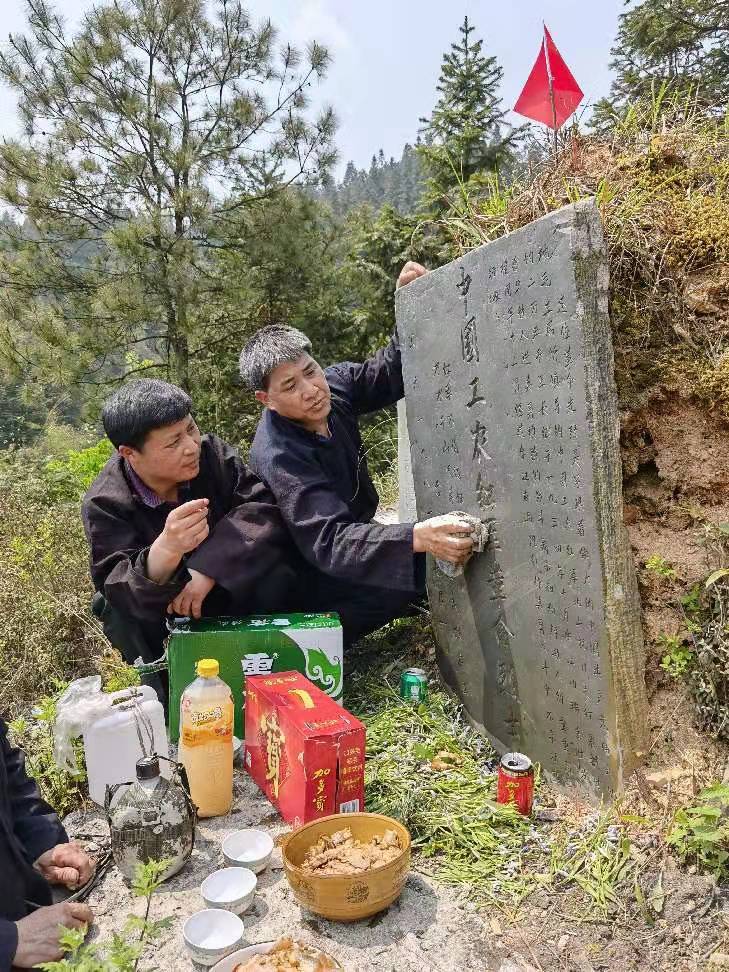 【最闪亮的坐标·家的荣耀】红军墓守墓人张勇才休闲区蓝鸢梦想 - Www.slyday.coM