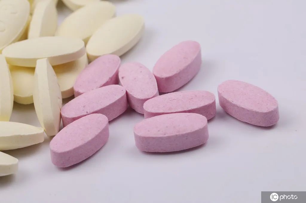 据了解,齐某夫妇销售两款排毒养颜片,一种名叫果缘康,一种名叫纤秀丽