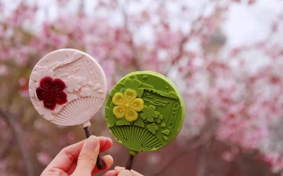 玉渊潭公园的"樱花冰淇淋"推出了"国风款"团扇造型.玉渊潭公园供图