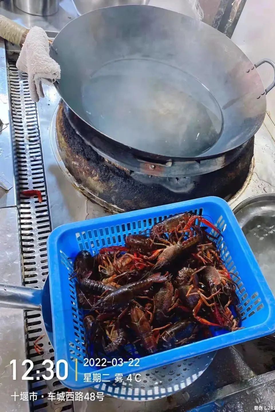 下午1点，十堰这家餐厅刚做好的虾被紧急送往武汉...