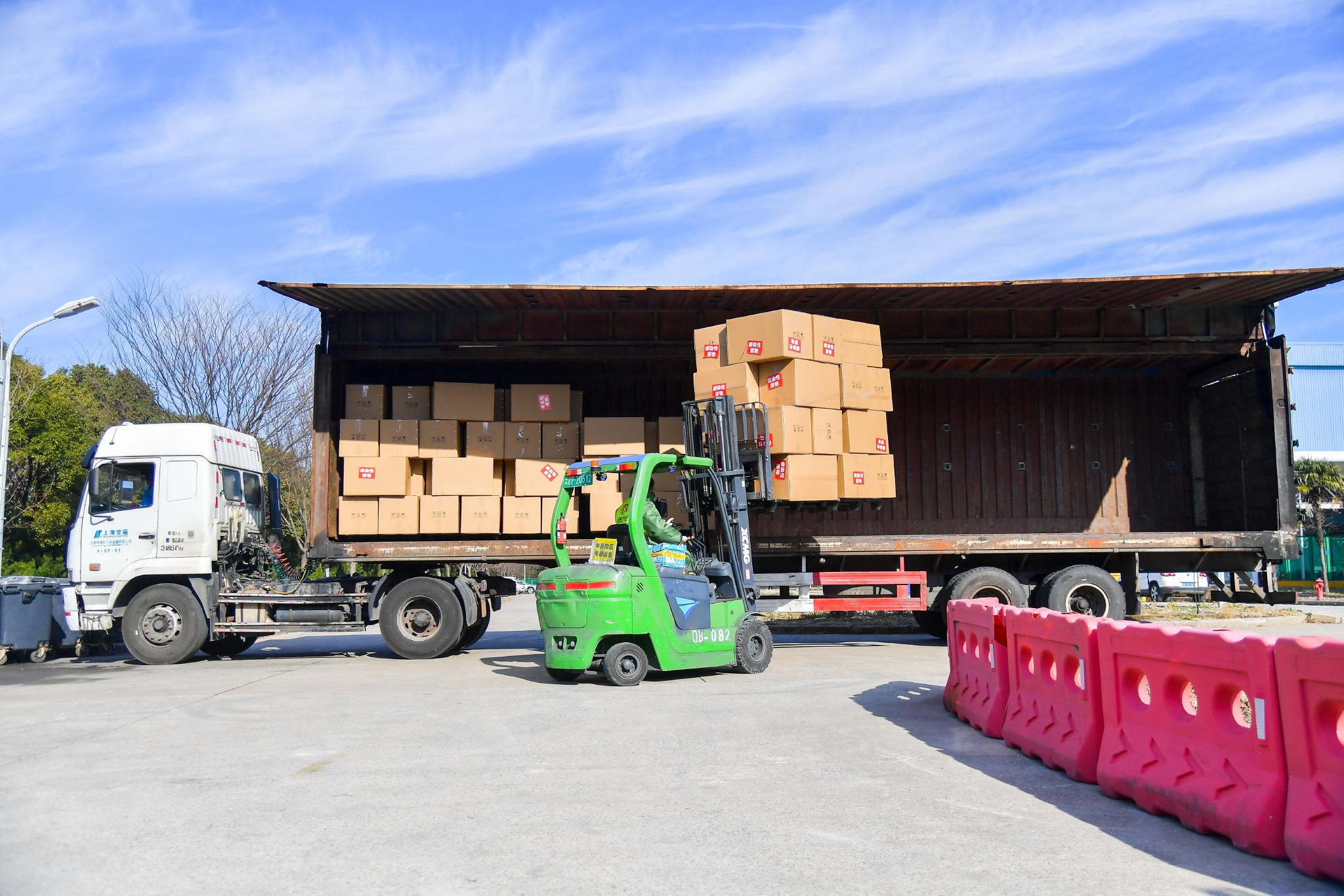 千人驻场封闭作业上海机场东航物流全力保障客货运行