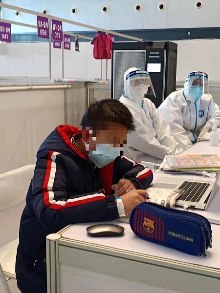 看，学习氛围浓郁！护士把桌子让给孩子写作业休闲区蓝鸢梦想 - Www.slyday.coM
