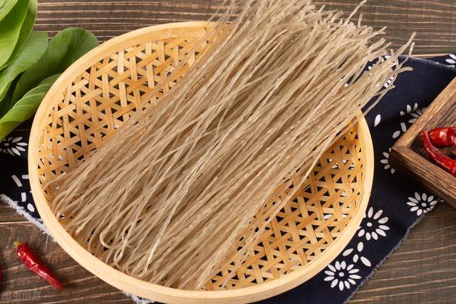 家有粉条的要留心,立马用水泡一泡,出现这种情况快扔掉,别吃了|小妙招