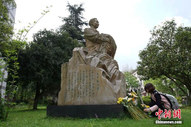 图为西南大学学生向袁隆平雕像敬献鲜花. 秦廷富 摄