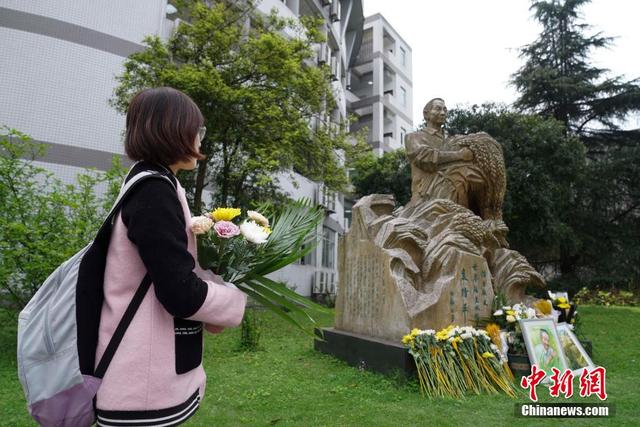 清明寄哀思西南大學學子自發緬懷校友袁隆平