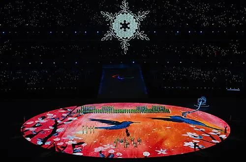 ▲自闭症孩子小泽的《起舞》和可奕的《缤纷》出现在北京冬残奥会闭幕式的舞台上。图/新华社