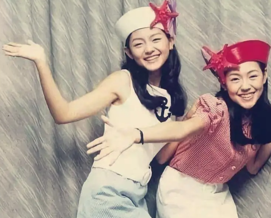 连生三个女儿,被家暴愤而离家,S妈黄春梅的人生才真彪悍|小S_新浪新闻