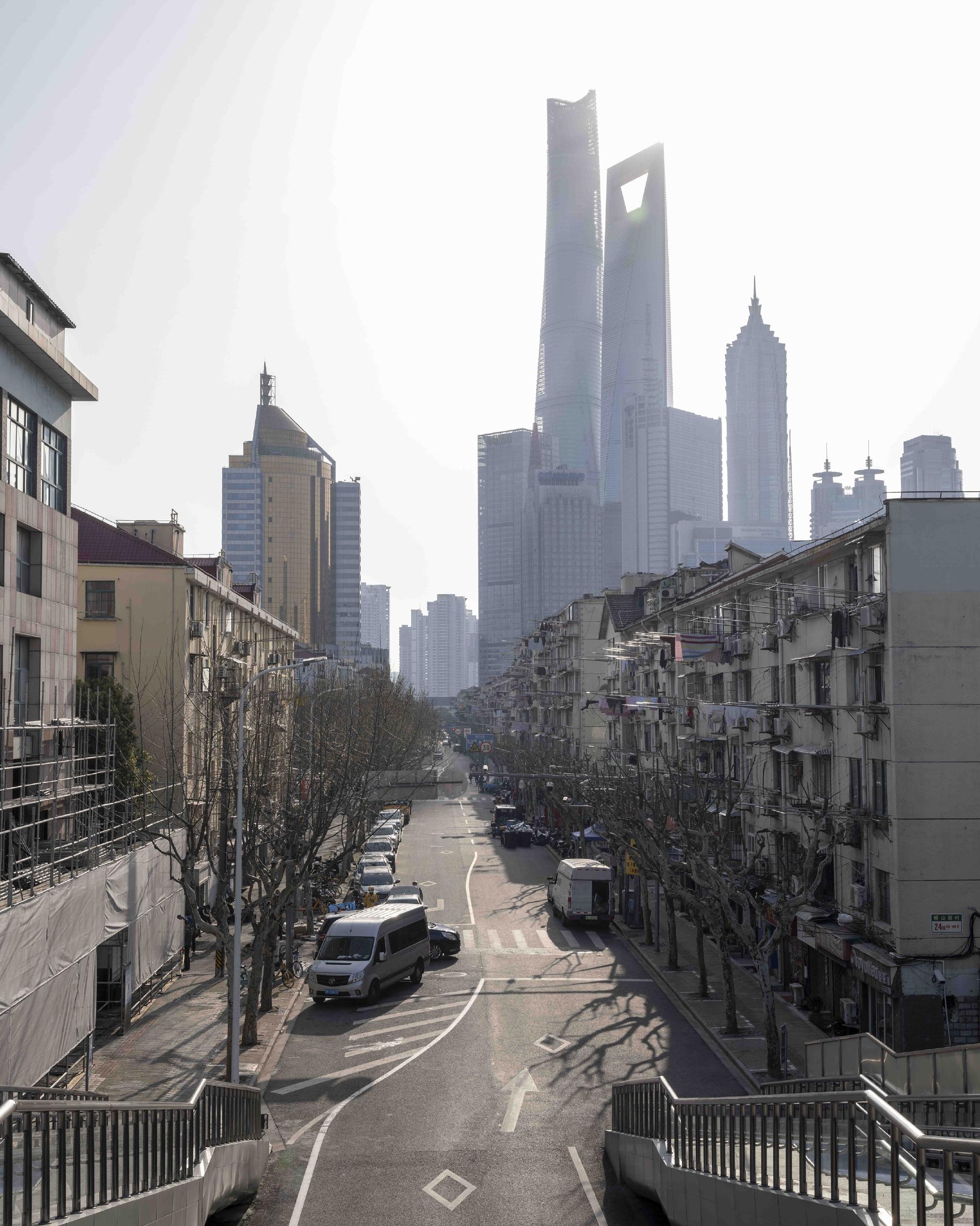 摄影记疫上海街道的日与夜从未空荡得如此相近