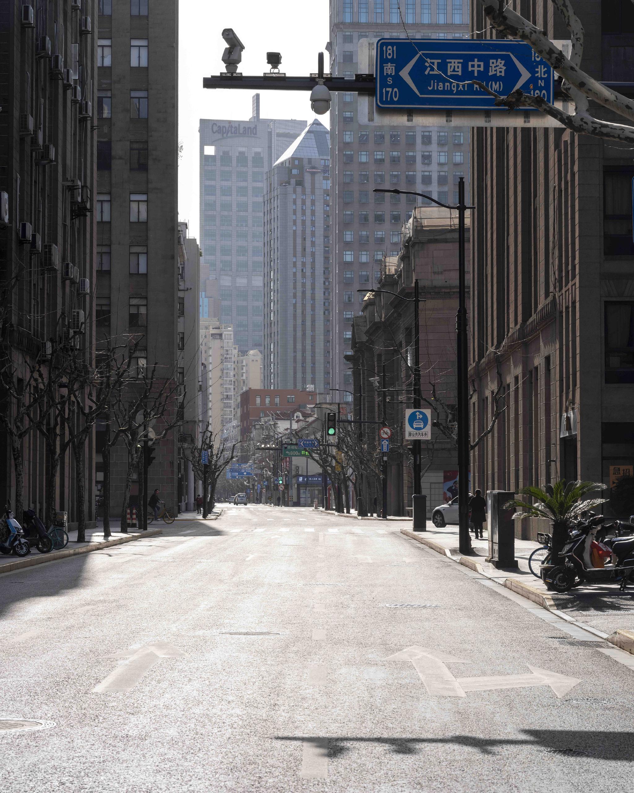 摄影记疫上海街道的日与夜从未空荡得如此相近