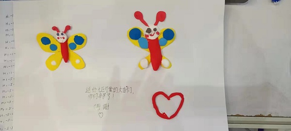 看，学习氛围浓郁！护士把桌子让给孩子写作业休闲区蓝鸢梦想 - Www.slyday.coM