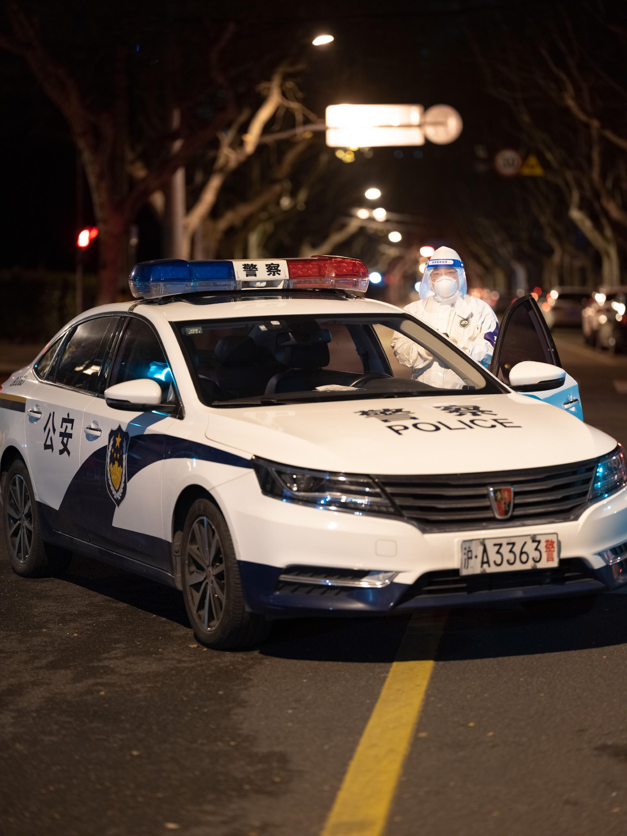 建国中路上封锁道路的警车