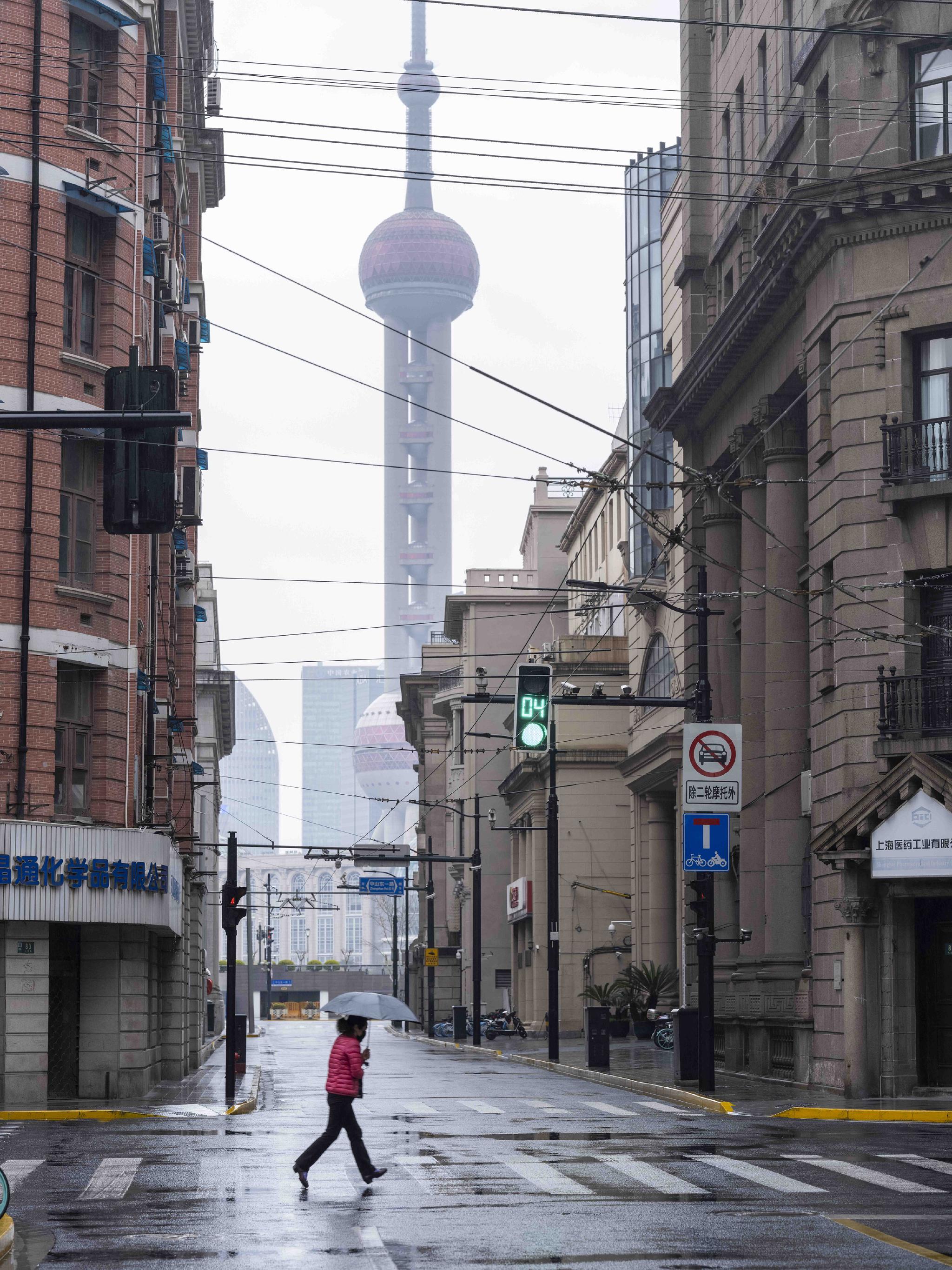 摄影记疫上海街道的日与夜从未空荡得如此相近