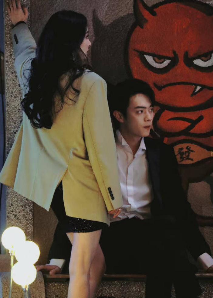 杨幂新剧路透照，穿超短包裙壁咚许凯，差9岁的姐弟恋磕到了休闲区蓝鸢梦想 - Www.slyday.coM