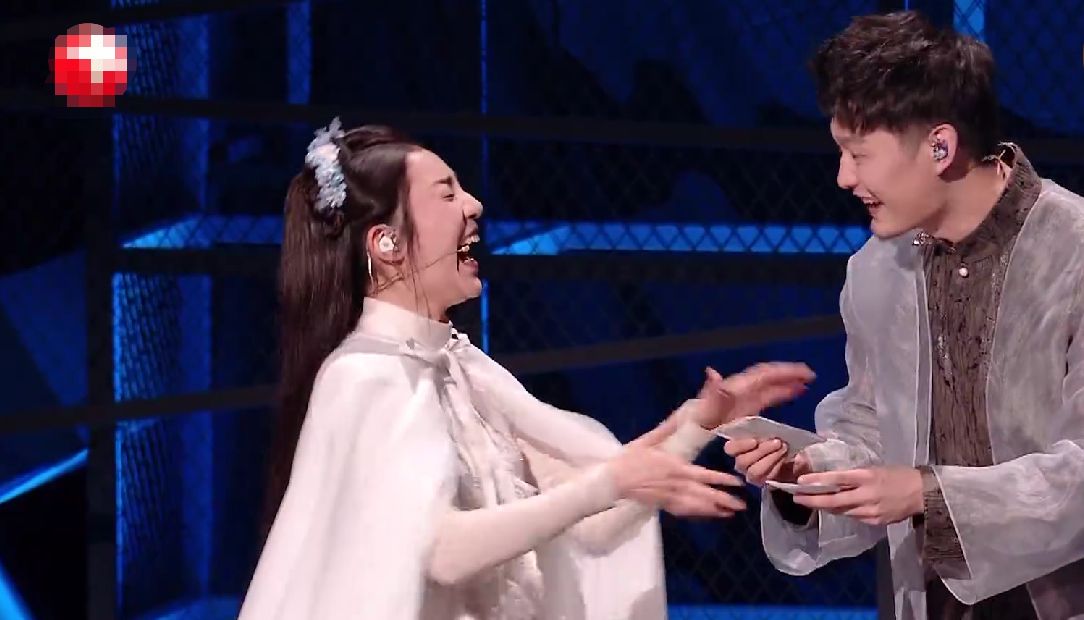 《歌手》鞠红川裤子上忘记摘掉的暖宝宝穿帮?张雨绮不认可__财经头条