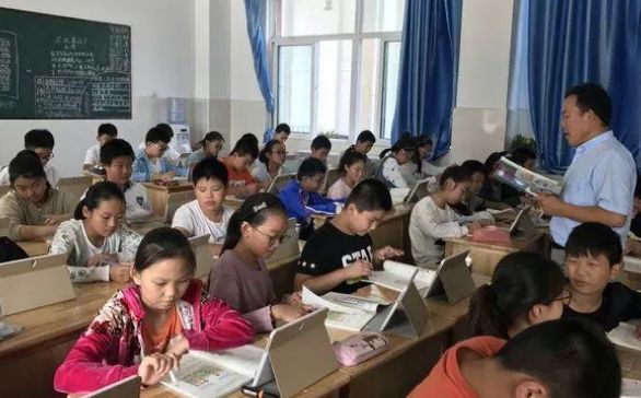 老师“偷吃”没收来的辣条,不料被学生发现,随后老师的反应亮了休闲区蓝鸢梦想 - Www.slyday.coM 老师“偷吃”没收来的辣条,不料被学生发现,随后老师的反应亮了休闲区蓝鸢梦想 - Www.slyday.coM