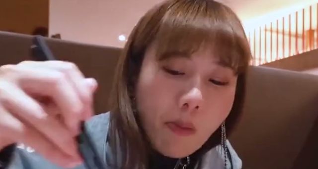 靠吃10桶火鸡面成网红,官媒怒批假吃事件,密子君为何逃过一劫休闲区蓝鸢梦想 - Www.slyday.coM 靠吃10桶火鸡面成网红,官媒怒批假吃事件,密子君为何逃过一劫休闲区蓝鸢梦想 - Www.slyday.coM