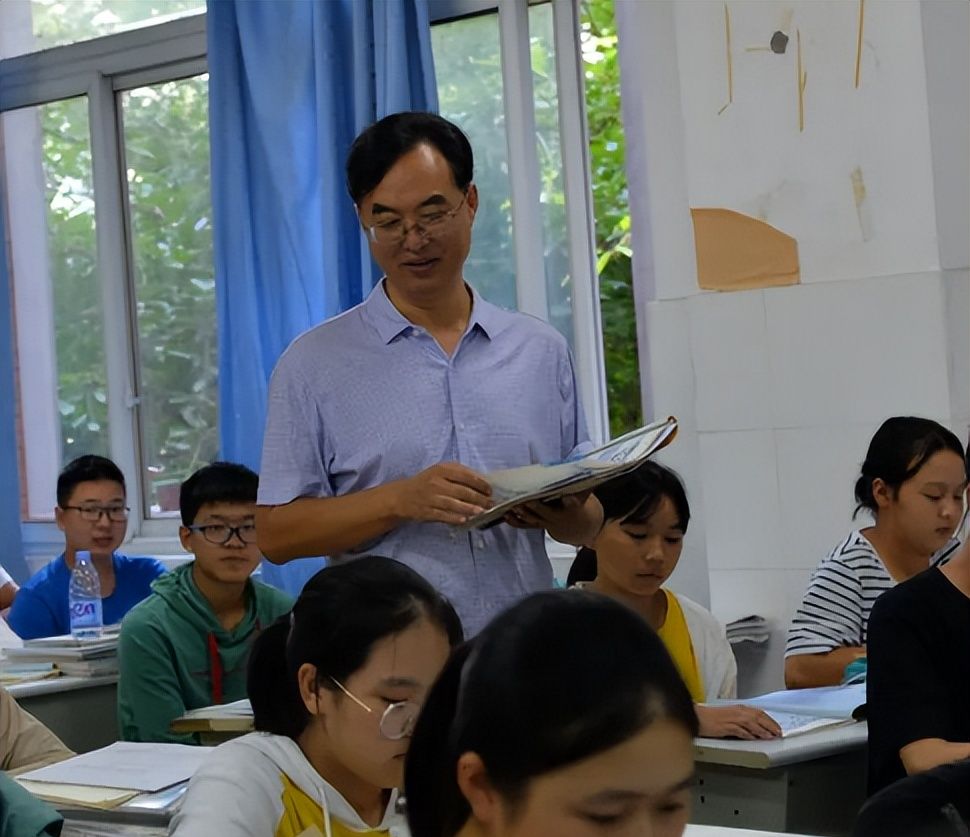 老师“偷吃”没收来的辣条,不料被学生发现,随后老师的反应亮了休闲区蓝鸢梦想 - Www.slyday.coM 老师“偷吃”没收来的辣条,不料被学生发现,随后老师的反应亮了休闲区蓝鸢梦想 - Www.slyday.coM