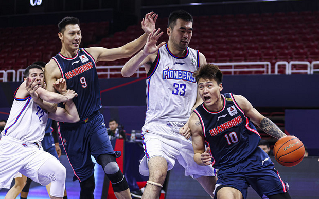 精神领袖易建联轰15113给周鹏扶腰太暖心率队挺进八强