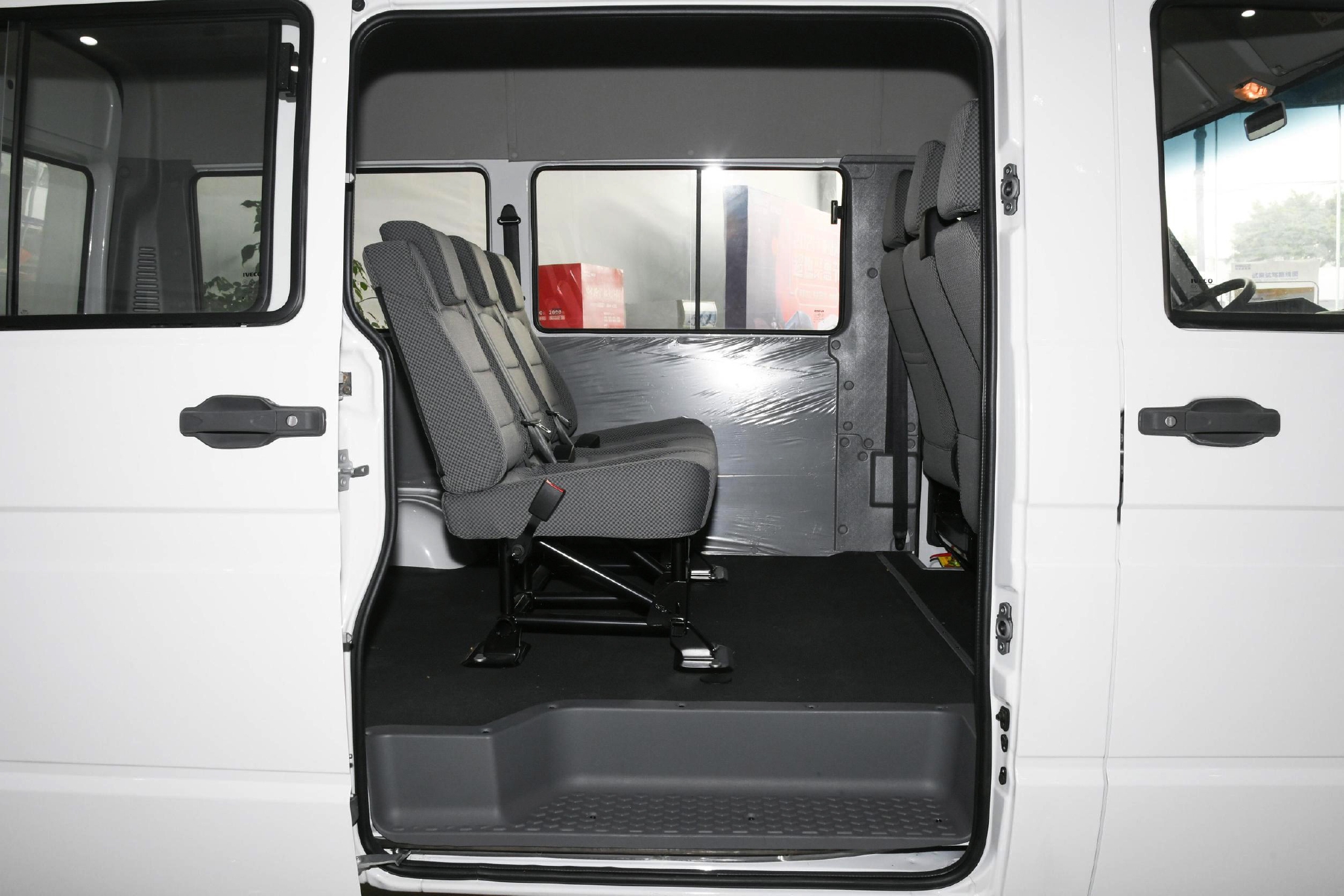 依维柯得意新车型上市侧滑门59座布局搭载25t柴油动力