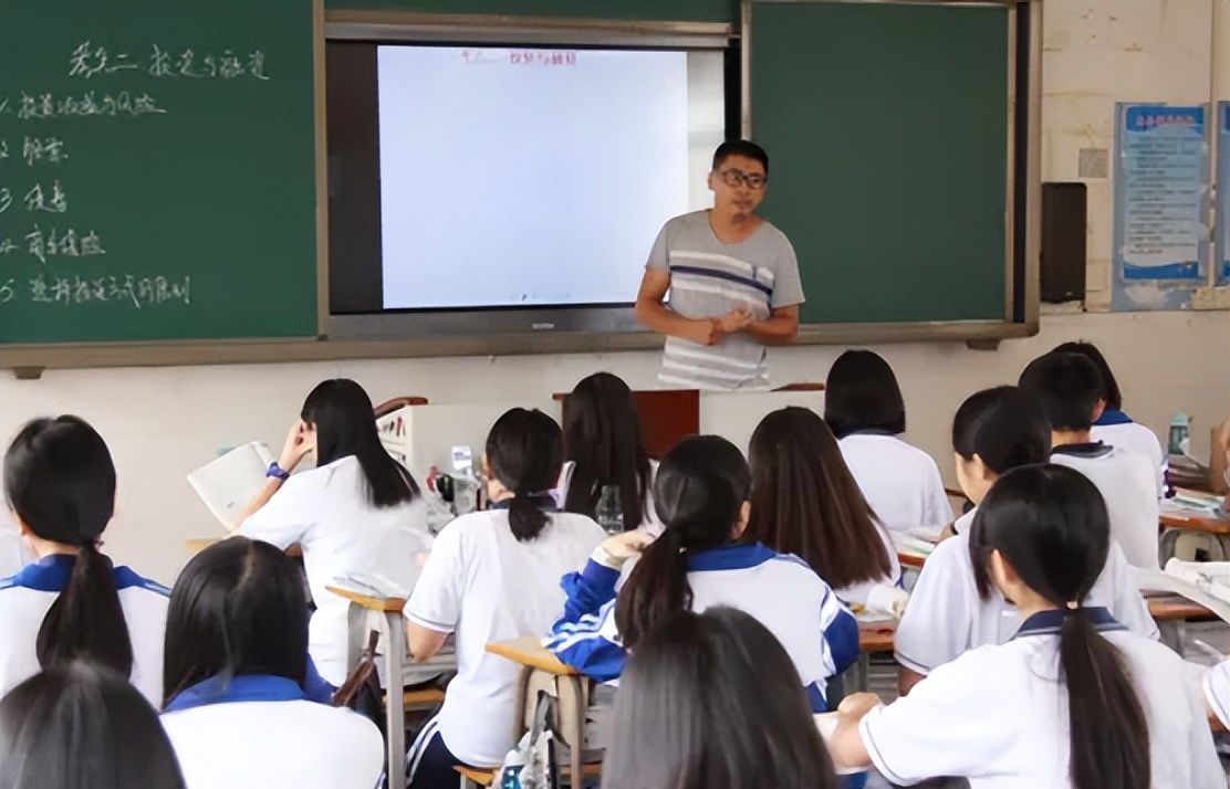 老师“偷吃”没收来的辣条,不料被学生发现,随后老师的反应亮了休闲区蓝鸢梦想 - Www.slyday.coM 老师“偷吃”没收来的辣条,不料被学生发现,随后老师的反应亮了休闲区蓝鸢梦想 - Www.slyday.coM