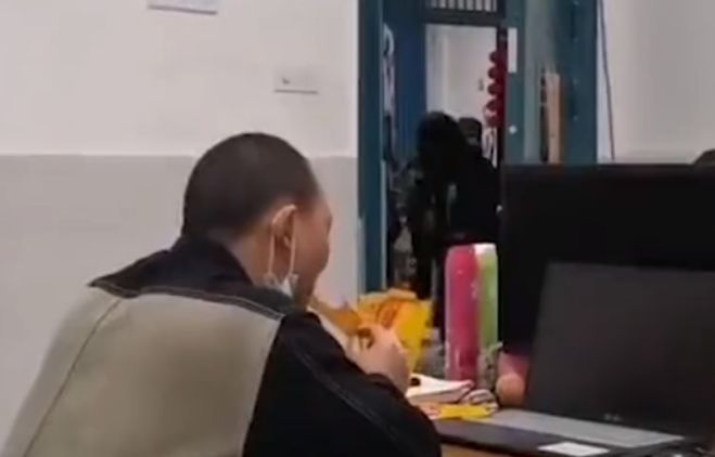 老师“偷吃”没收来的辣条,不料被学生发现,随后老师的反应亮了休闲区蓝鸢梦想 - Www.slyday.coM 老师“偷吃”没收来的辣条,不料被学生发现,随后老师的反应亮了休闲区蓝鸢梦想 - Www.slyday.coM