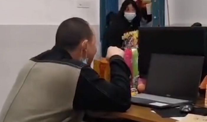 老师“偷吃”没收来的辣条,不料被学生发现,随后老师的反应亮了休闲区蓝鸢梦想 - Www.slyday.coM 老师“偷吃”没收来的辣条,不料被学生发现,随后老师的反应亮了休闲区蓝鸢梦想 - Www.slyday.coM