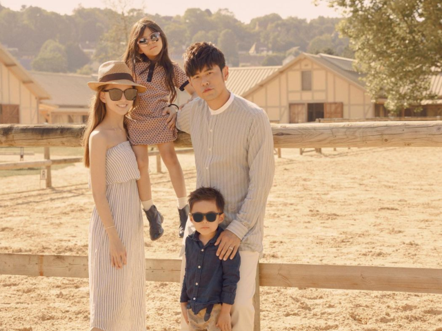 周杰伦和怀孕的昆凌去郊游 夫妻俩分别和小鹿合影秀恩爱休闲区蓝鸢梦想 - Www.slyday.coM