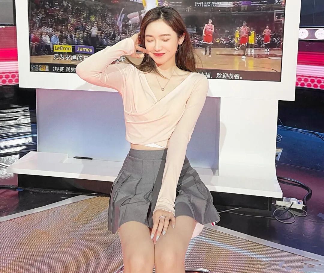 秦奋的前女友笑起来有点像朱茵乃腾讯nba最美女主播
