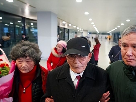 2018年2月28日14时40分,台湾老兵赵东发在女儿女婿的陪同下走出上海