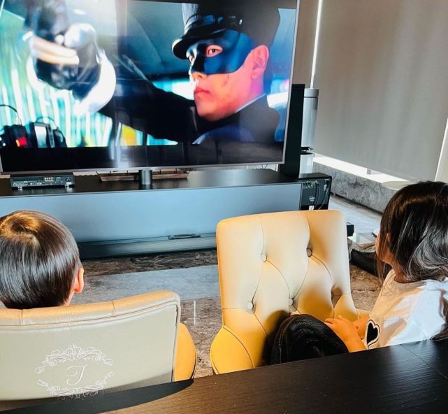 周杰伦和怀孕的昆凌去郊游 夫妻俩分别和小鹿合影秀恩爱休闲区蓝鸢梦想 - Www.slyday.coM